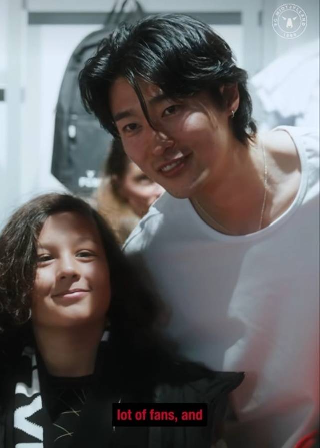 팬서비스하는 조규성(오른쪽). /사진=미트윌란 SNS 캡처