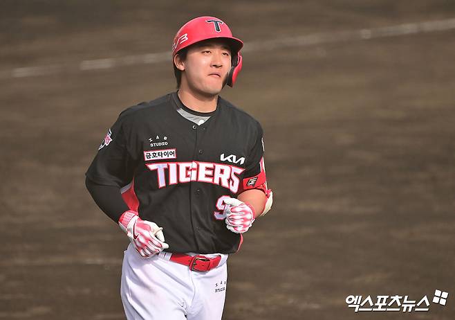 22일 오후 일본 오키나와 코자 신킨 스타디움에서 열린 KIA 타이거즈와 히로시마 도요카프의 연습경기, 8회초 KIA 윤도현이 타격을 하고 있다. 엑스포츠뉴스 DB