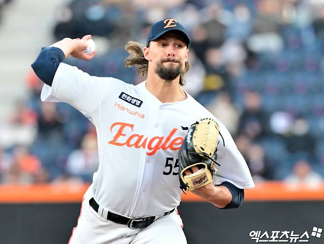 17일 오후 대전 한화생명 볼파크에서 열린 '2025 신한 SOL Bank KBO리그' 삼성 라이온즈와 한화 이글스의 시범경기, 1회초 한화 선발투수 와이스가 공을 힘차게 던지고 있다. 대전, 김한준 기자