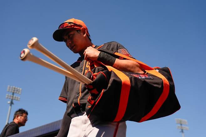 샌프란시스코 자이언츠 외야수 이정후가 가라앉지 않는 허리 통증으로 MRI(자기공명영상) 검진을 받는다. 이정후는 2025시즌 시범경기 12경기에 출전해 9안타, 2홈런, 4볼넷, 5타점, 타율 0.300, 출루율 0.400, 장타율 0.567를 기록하며 활약했으나 14일 텍사스전 이후 허리 통증으로 결장했다. 연합뉴스