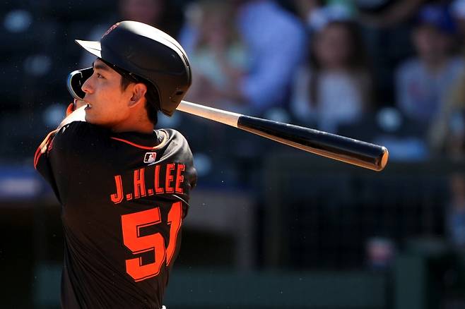 허리 통증을 느끼고 있는 샌프란시스코 자이언츠 외야수 이정후가 18일 MRI 검진을 진행했다. 검진 결과는 19일에 나올 예정으로, 밥 멜빈 샌프란시스코 감독은 좋은 소식이 있길 바란다고 전했다. AP 연합뉴스