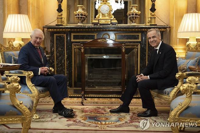 버킹엄궁에서 만난 찰스 3세 영국 국왕과 카니 캐나다 총리 [AP/PA 연합뉴스]