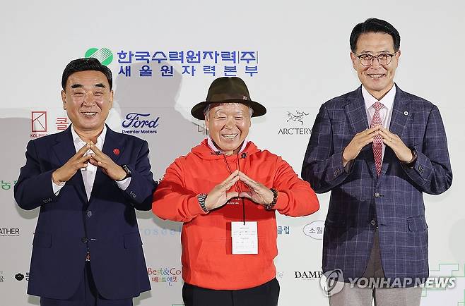 "울산울주세계산악영화제 개막합니다" (울산=연합뉴스) 김용태 기자 = 27일 오후 울산시 울주군 영남알프스 복합웰컴센터에서 열린 '제9회 울산울주세계산악영화제' 개막식 그린 카펫 행사에서 김두겸 울산시장(왼쪽부터), 영화제 집행위원장인 산악인 엄홍길, 이사장인 이순걸 울주군수가 인사하고 있다. 2024.9.27 yongtae@yna.co.kr