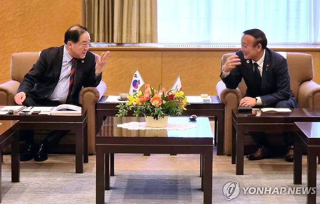 일본 도야마시와 만난 속초시 (도야마<일본 도야마현>=연합뉴스) 류호준 기자 = 지난 7일 오전 일본 도야마(富山)현 도야마(富山)시 시청에서 이병선 강원 속초시장(왼쪽)과 후지이 히로히사 도야마시장이 간담회를 하고 있다. 2025.3.7 ryu@yna.co.kr