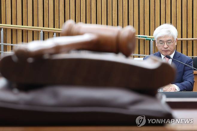 질의 듣는 마은혁 헌법재판관 후보자 (서울=연합뉴스) 김주성 기자 = 마은혁 헌법재판관 후보자가 지난해 12월 23일 오전 서울 여의도 국회에서 열린 인사청문회에서 위원의 질의를 듣는 모습 [연합뉴스 자료사진]