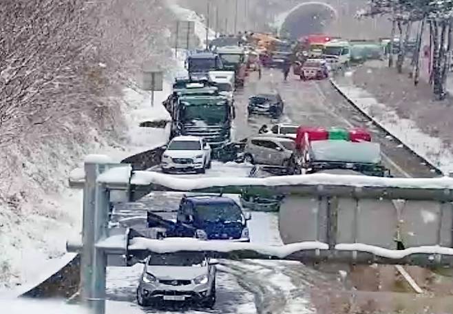 남해고속도로서 다중 추돌 사고 [독자 제공. 재판매 및 DB 금지]