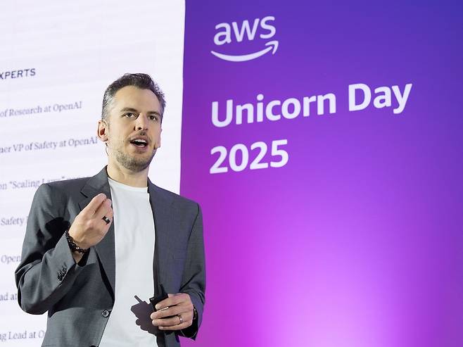 발표하는 마이크 크리거 앤스로픽 최고제품책임자(CPO) (서울=연합뉴스) 18일 서울 강남구 코엑스에서 열린 '아마존웹서비스(AWS) 유니콘데이 2025'에서 미국 AI 스타트업 앤스로픽의 마이크 크리거 최고제품책임자(CPO)가 발표하고 있다. 2025.3.18 [AWS코리아 제공. 재판매 및 DB 금지]