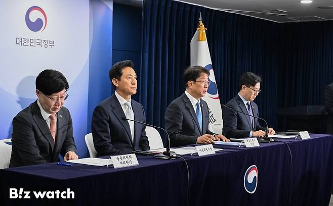 박상우 국토교통부 장관(오른쪽 두번째)이 19일 서울 중구 정부서울청사에서 열린 주택시장 안정화 방안 브리핑에 참석해 모두발언을 하고 있다./사진=이명근 기자 qwe123@
