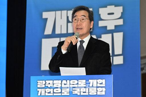 이낙연 전 국무총리가 10일 광주 동구 전일빌딩245 다목적강당에서 열린 ‘국민과 함께 여는 제7공화국 시국토론회’에 참석해 기조연설을 하고 있다.(사진=뉴시스)