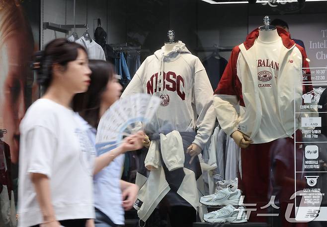 서울 중구 명동거리에서 관광객들이 가을 옷이 전시된 의류매장 앞으로 지나가고 있다.(자료사진) 2024.9.19/뉴스1 ⓒ News1 장수영 기자