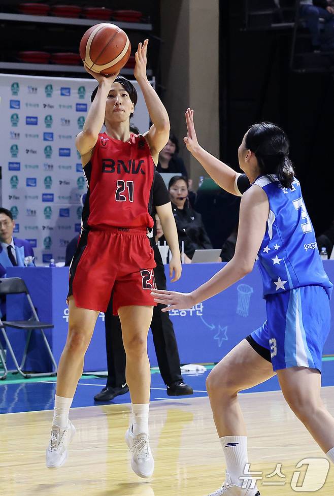 18일 오후 충남 아산 이순신체육관에서 열린 '하나은행 2024-2025 여자프로농구' 플레이오프 챔피언결정전 2차전 아산 우리은행과 부산 BNK의 경기에서 BNK 이이지마 사키가 미들슛을 하고 있다. 2025.3.18/뉴스1 ⓒ News1 박세연 기자