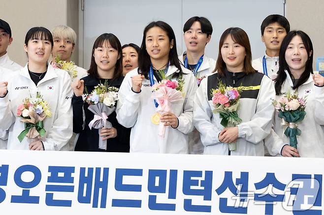 전영 오픈에서 우승을 차지한 배드민턴 안세영을 비롯한 국가대표팀이 18일 오후 인천국제공항을 통해 귀국해 기념촬영하고 있다. 2025.3.18/뉴스1 ⓒ News1 이승배 기자