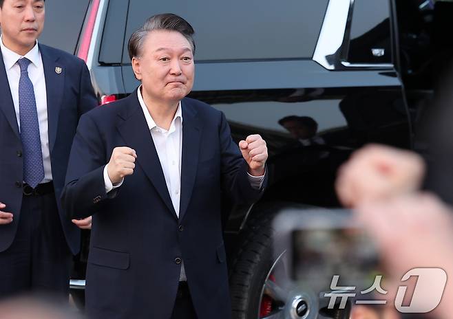 법원의 구속취소 청구 인용으로 석방된 윤석열 대통령이 8일 오후 서울 용산구 한남동 대통령 관저 앞 지지자들에게 인사하고 있다. 윤 대통령은 내란 우두머리 혐의로 지난 1월 26일 구속기소 된 지 41일 만, 1월 15일 체포된 후 52일 만에 자유의 몸이 됐다. 2025.3.8/뉴스1 ⓒ News1 김성진 기자