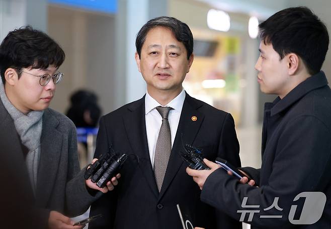 안덕근 산업통상자원부 장관이 26일 오전 인천국제공항 제2터미널을 통해 미국의 관세 조치에 대한 한국 예외 요청 및 양국 경제 협력 방안 등을 논의하기 위해 미국 워싱턴으로 출국 전 취재진과 인터뷰를 하고 있다. 2025.2.26/뉴스1 ⓒ News1 김진환 기자