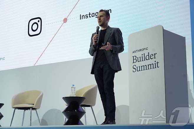 마이크 크리거 앤스로픽 최고제품책임자(CPO)가 발표하고 있다.(콕스웨이브·팀쿠키 제공)