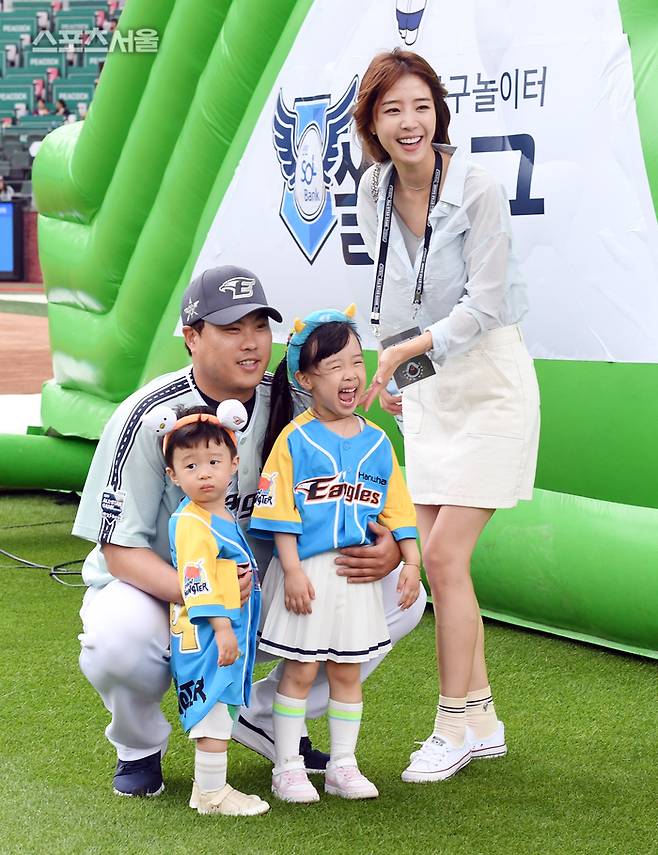 한화 류현진이 2024 KBO리그 올스타전에 앞서 아내 배지현 전 아나운서 및 자녀들과 함께 기념촬영을 하고 있다. 2024. 7. 6. 문학 | 박진업 기자 upandup@sportsseoul.com