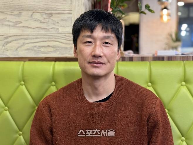 광주FC 이정효 감독이 18일 광주 모처에서 본지와 만나 인터뷰한 뒤 사진 촬영에 임하고 있다. 광주 | 정다워 기자