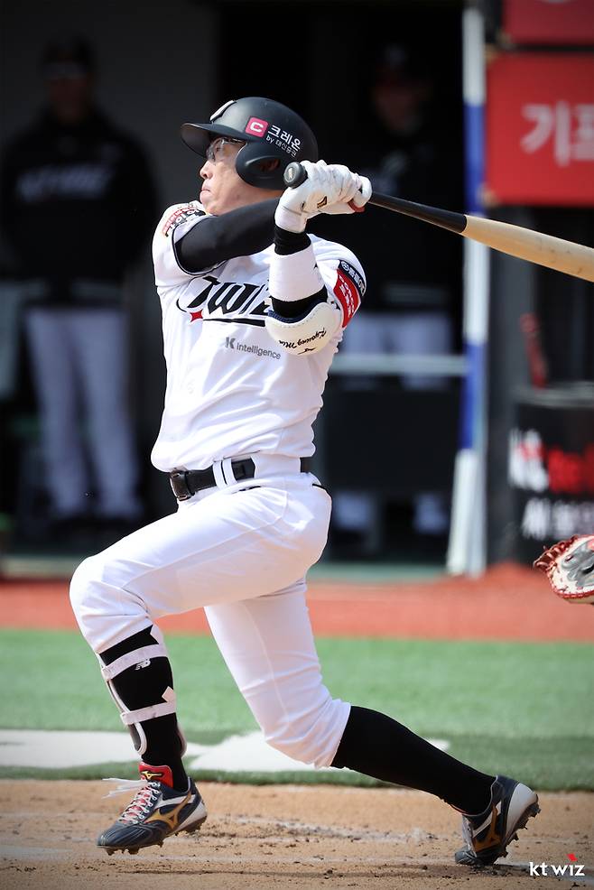 KT 허경민이 17일 수원케이티위즈파크에서 열린 2025 KBO리그 시범경기 두산전에서 타격하고 있다. 사진 | KT 위즈