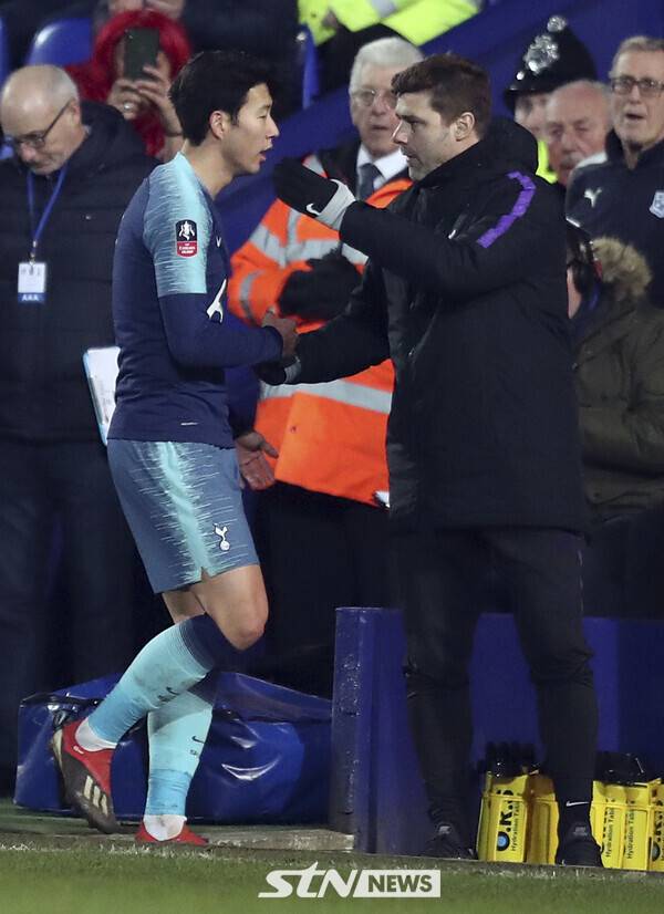 토트넘 홋스퍼에서 사제의 인연을 맺었던 손흥민과 당시 마우리시오 포체티노 감독. 사진┃뉴시스/AP