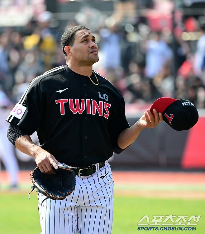 4회 갑자기 흔들리며 결국 마운드에서 내려왔다.