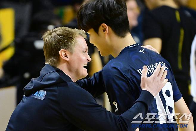 대한항공 틸리카이넨 감독이 18일 KB손해보험전서 최준혁을 격려하고 있다. 사진제공=KOVO