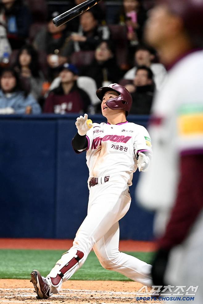 6회말 외야 플라이로 물러나는 여동욱의 힘찬 배트플립