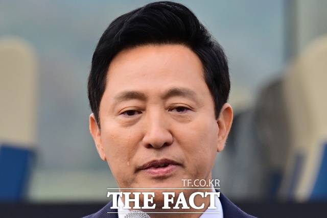 공천개입 의혹을 수사하던 창원지검이 서울로 사건을 이송해 오면서 정치인들을 대상으로 한 수사에 불이 붙었다. 지난해 11월25일 오후 경남 사천시 사남면 은성중공업 일원에서 개최된 한강버스 안전기원 진수식에 참석한 오세훈 서울시장이 축사 도중 눈물을 흘리고 있다. /뉴시스