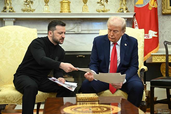 지난 2월 28일(현지 시각) 도널드 트럼프 미국 대통령과 볼로디미르 젤렌스키 우크라이나 대통령이 워싱턴 DC 백악관 오벌 오피스에서 만나고 있다./AFP 연합뉴스