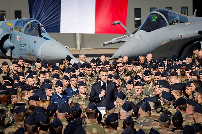 에마뉘엘 마크롱 프랑스 대통령이 현지시각 18일 프랑스 룩수유 생소베르 공군기지를 방문해 다쏘 라팔과 다쏘 미라주 2000 전투기 앞에서 연설하고 있다. /로이터 연합뉴스