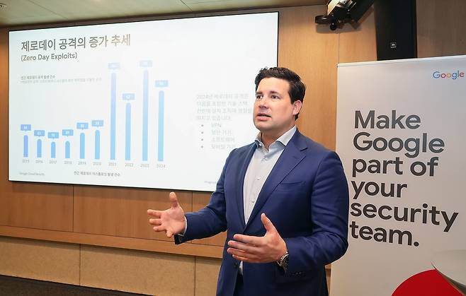 루크 맥나마라(Luke McNamara) 구글 위협 인텔리전스 그룹 부수석 애널리스트가 19일 서울 강남서 열린 '구글 클라우드 시큐리티 데이 미디어 브리핑'에서 글로벌 해킹 공격 현황에 대해 설명하고 있다./구글 클라우드