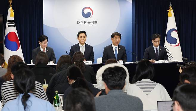 박상우 국토교통부 장관이 19일 서울 종로구 정부서울청사에서 주택시장 안정화 방안 브리핑을 하고 있다. 왼쪽부터 김소영 금융위원회 부위원장, 오세훈 서울시장, 박 장관, 김범석 기획재정부 1차관./뉴스1