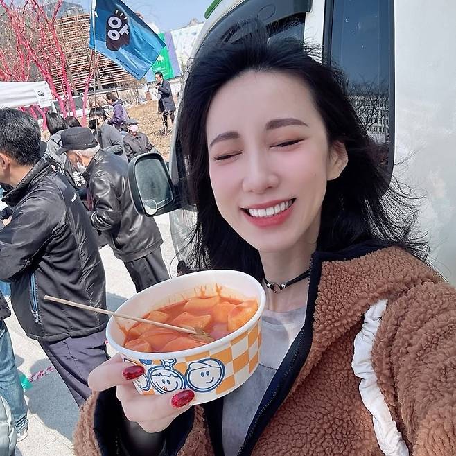 대만 연예인 황차오신이 윤석열 대통령 탄핵 촉구 집회에서 받은 떡볶이. /인스타그램 캡처