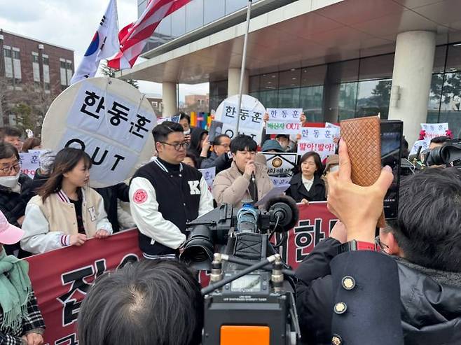 경북대 학생들이 18일 대구 북구 경북대학교 글로벌플라자 앞에서 한동훈 국민의힘 전 대표의 경북대 방문을 반대하며 시국선언을 발표하고 있다. ⓒ데일리안 오수진 기자