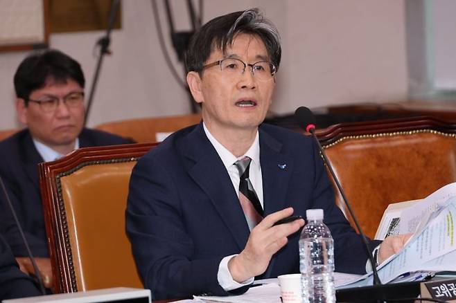 오동운 고위공직자범죄수사처장이 12일 서울 여의도 국회에서 열린 법제사법위원회 전체회의에서 윤석열 대통령의 구속 취소 관련 긴급 현안질의에 답하고 있다. ⓒ연합뉴스