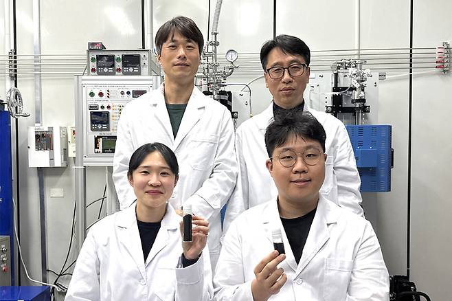 한국탄소산업진흥원 김동영 박사, 박규순 실용화본부장, 남승현 선임연구원, 조혜리 선임연구원(왼쪽 위부터 시계방향으로)이 이산화탄소를 단일벽 탄소나노튜브로 전환하는 설비 앞에서 연구 성과물을 들어 보이고 있다.