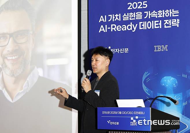 최석재 한국IBM 상무가 현실 데모 시나리오와 함께 AI 사용 사례에 맞춘 데이터 준비, 데이터의 신뢰성 확보, 지속적인 데이터의 품질과 검증을 통해 실제 AI의 비즈니스 성과가 어떻게 달라질 수 있는지 강연하고 있다.