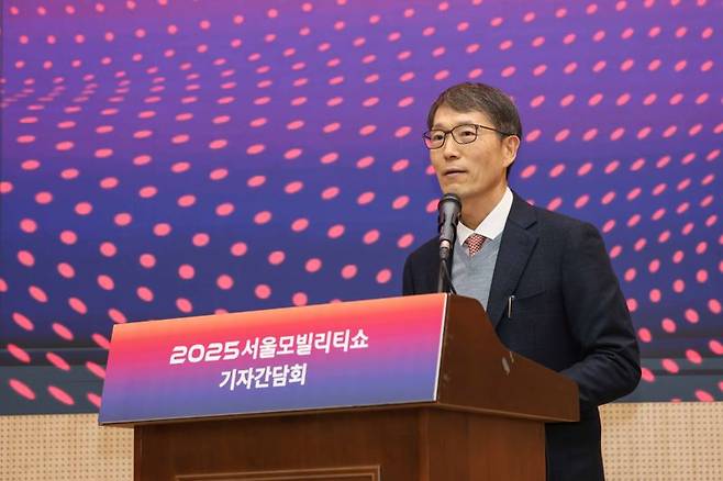 강남훈 서울모빌리티쇼 조직위원장이 19일 서울 강남구 과학기술회관에서 기자간담회를 열고 '2025 서울모빌리티쇼'에 대한 주요 추진 상황을 발표하고 있다. 서울모빌리티쇼조직위원회 제공