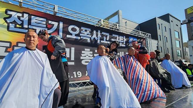 19일 오후 포천체육공원 일대서 전투기 오폭사고 집회가 진행되고 있는 가운데 포천시민연대 공동대책위원장 5명이 삭발식을 진행하고 있다. 사진=김경수 기자