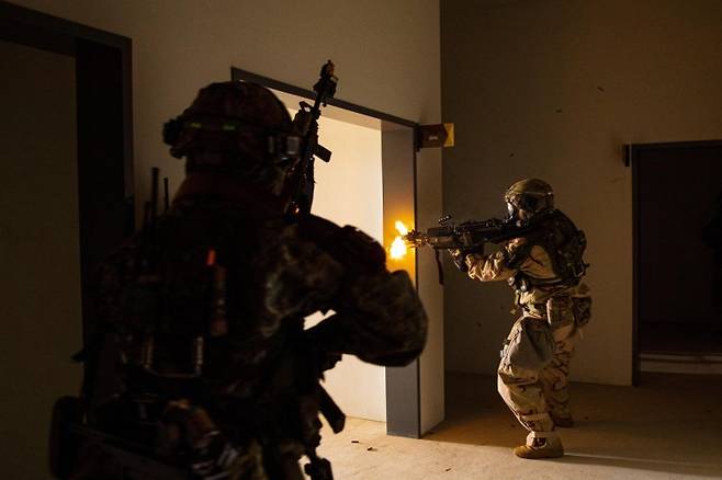 제17보병사단은 2025년 FS/TIGER의 일환으로 지난 16일부터 인천 일대 및 경기도 파주 무건리훈련장에서 '한미연합 전투지휘훈련'을 실시하고 있다고 19일 밝혔다. 17사단은 전군 유일 사단급 한미연합 전투지휘훈련을 실시하는 부대이다. 이번 훈련에는 한미 양국군 장병 1200여 명이 참가하였으며, 전투지휘훈련과 야외기동훈련(CWMD 및 공중기동)을 연계하여 실시해 훈련의 실전성을 높였다. 사진은 CWMD-TF 장병들이 의심시설 내부로 진입해 대항군을 소탕하고 있다. 사진=육군 제공