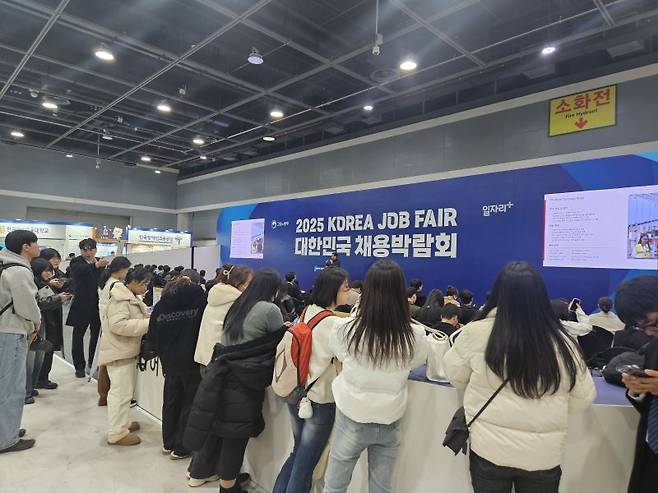 19일 서울 양재 aT 센터에서 개막한 '대한민국 채용박람회'에서 청년들이 한 기업의 채용설명회를 듣고있다. 사진=박지영 기자