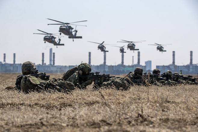 육군 제17보병사단은 2025년 FS/TIGER와 연계하여 지난 16일부터 인천시 일대 및 경기도 파주 무건리훈련장에서 '한미연합전투지휘훈련'을 실시하고 있다고 19일 밝혔다. 공중기동훈련에 참가한 한측 장병들이 미군 헬기에 탑승하기 위해 착륙지대에 집결해 주변을 경계하고 있다. 사진=육군 제공