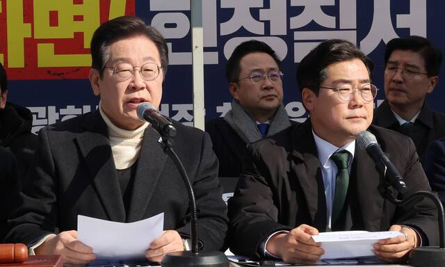 이재명 더불어민주당 대표가 19일 서울 종로구 경복궁역 부근 광화문 민주당 천막농성장에서 열린 현장 최고위원회의에서 모두 발언하고 있다. 국회사진기자단