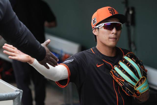 샌프란시스코 이정후가 14일 미국 애리조나주 스코츠데일 스타디움에서 열린 텍사스와 시범경기에 나서고 있다. AP 뉴시스