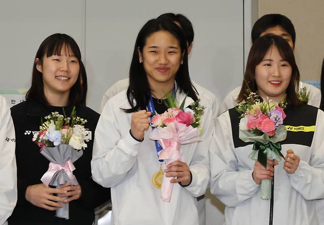 <yonhap photo-3562=""> 전영오픈 제패하고 돌아온 안세영(영종도=연합뉴스) 이정훈 기자 = 세계배드민턴연맹(BWF) 월드투어 슈퍼1000 전영오픈에서 우승한 안세영이 18일 인천국제공항 2터미널을 통해 귀국한 뒤 국가대표 동료들과 기념촬영을 하고 있다. 2025.3.18uwg806@yna.co.kr/2025-03-18 18:14:09/<저작권자 ⓒ 1980-2025 ㈜연합뉴스. 무단 전재 재배포 금지, AI 학습 및 활용 금지></yonhap>
