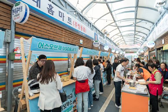 서울시가 올해 캠퍼스타운 사업에 212억원을 투입해 약 1000개의 창업기업을 육성한다. 사진은 지난해 캠퍼스타운 우수사례로 꼽힌 서울시립대 '답십리 현대시장 상권 네트워크' 지원 프로그램. [사진=서울시]