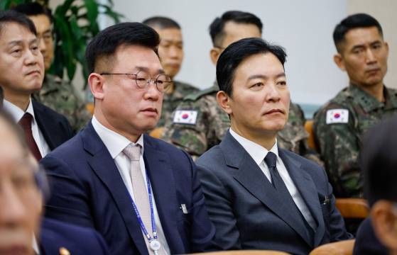 김성훈 대통령경호처 차장(오른쪽), 이광우 경호본부장이 지난 1월 22일 오전 서울 여의도 국회에서 열린 윤석열 정부의 비상계엄 선포를 통한 내란 혐의 진상규명 국정조사 1차 청문회에 출석해 한덕수 총리 답변을 듣고 있다. 뉴스1