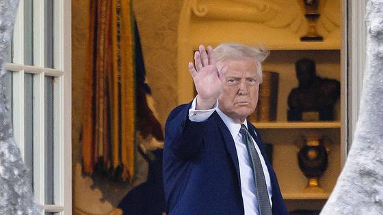 도널드 트럼프 미국 대통령이 17일(현지시간) 워싱턴 DC 문화ㆍ예술 공연장인 케네디센터에서 열린 이사회 회의에 참석한 뒤 백악관으로 돌아오며 취재진을 향해 손을 흔들고 있다. 로이터=연합뉴스