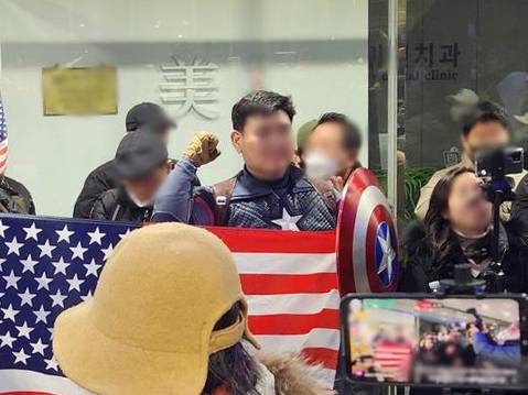 '캡틴 아메리카' 복장의 안병희(42)씨가 2월 10일 서울 중구 국가인권위원회에서 열린 '2025년 제2차 전윈위원회'를 앞두고 시위하고 있다. 연합뉴스