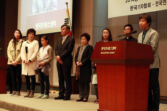 2014년 10월 자유언론실천선언 40주년 기념식에서 고 이의직 동아투위 위원의 장남인 미술평론가 이주헌(사진 맨 오른쪽)씨가 유가족 대표로 소회를 밝히고 있다. /전국언론노조