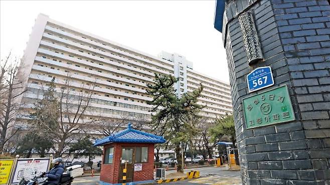 최근 송파구 ‘잠실주공5단지’ 전용면적 76㎡가 31억7700만원에 매매돼 신고가를 갈아치우는 등 지난달 토지거래허가구역 해제 이후 서울 강남권 집값이 과열 조짐을 보이고 있다.  뉴스1